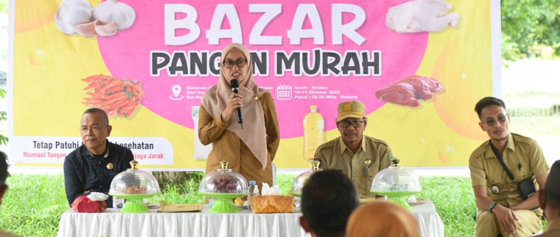 Bupati Luwu Utara, Indah Putri Indriani, membuka Bazar Pangan Murah, di pelataran Kantor Dinas Perpustakaan dan Arsip Daerah, Senin, 10 Oktober 2022.