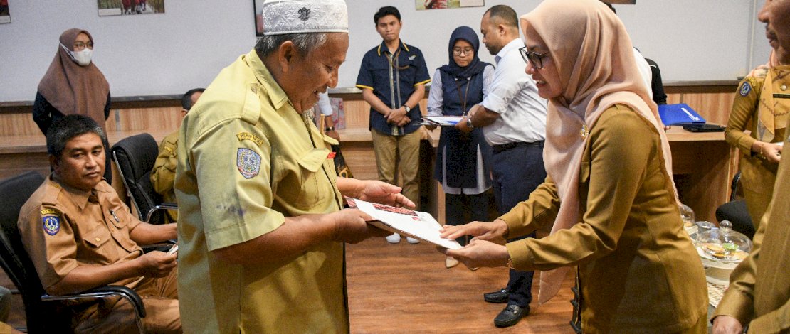 Sebanyak 11 Pegawai Negeri Sipil (PNS) di Lingkup Pemerintah Kabupaten Luwu Utara menerima Surat Keputusan (SK) Pensiun dari Bupati Luwu Utara Indah Putri Indriani, Senin (10/10/2022). 