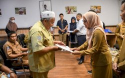 6 PNS Pemkab Lutra Terima SK Pensiun, Bupati Indah : Kita Tetap Keluarga