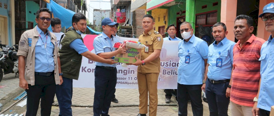 Perumda Air Minum Kota Makassar melalui program #PDAMPeduli mengunjungi korban angin puting beliung di Kelurahan Maccini Sombala, Selasa, 11 Oktober 2022.