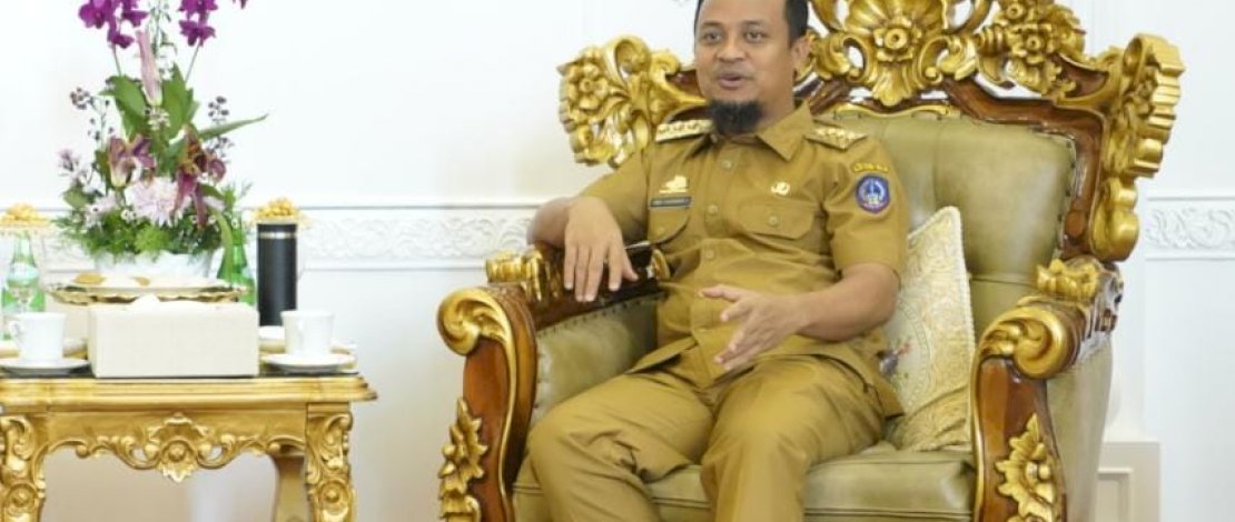 Gubernur Sulsel, Andi Sudirman Sulaiman, mengenakan sepatu dari salah satu brand lokal.