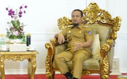 Dukung Produk Dalam Negeri, Gubernur Andi Sudirman Kenakan Sepatu Brand Lokal