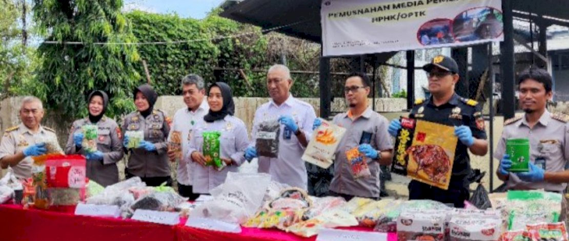 Balai Karantina Pertanian (BKP) Kota Makassar memusnahkan media pembawa Hama Penyakit Hewan Karantina (HPHK) dan Organisme Pengganggu Tumbuhan Karantina (OPTK), Rabu, 12 Oktober 2022. Balai Karantina Pertanian (BKP) Kota Makassar memusnahkan media pembawa Hama Penyakit Hewan Karantina (HPHK) dan Organisme Pengganggu Tumbuhan Karantina (OPTK), Rabu, 12 Oktober 2022.