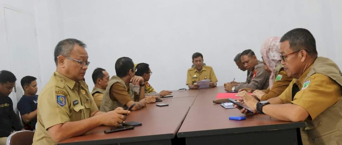 Sekretaris Daerah Kabupaten Pinrang, Ir Budaya Hamid, memimpin langsung rapat terbatas Satuan Tugas (Satgas) Penanganan Penyakit Mulut dan Kuku (PMK), di Ruang Rapat Sekda Pinrang, kemarin, Selasa, 11 Oktober 2022.