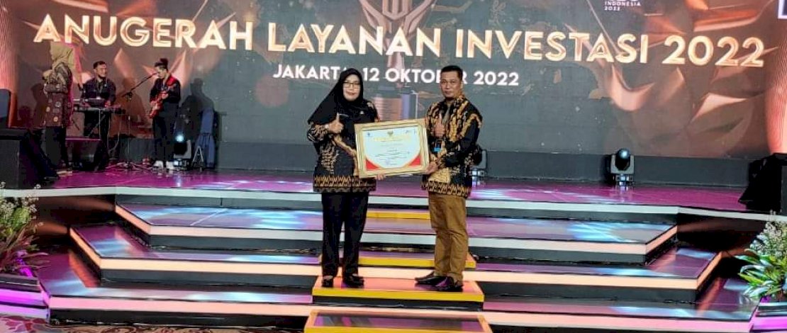 Kepala Dinas Penanaman Modal dan Pelayanan Terpadu Satu Pintu, A Mirani, hadir untuk menerima penghargaan mewakili Bupati Pinrang.