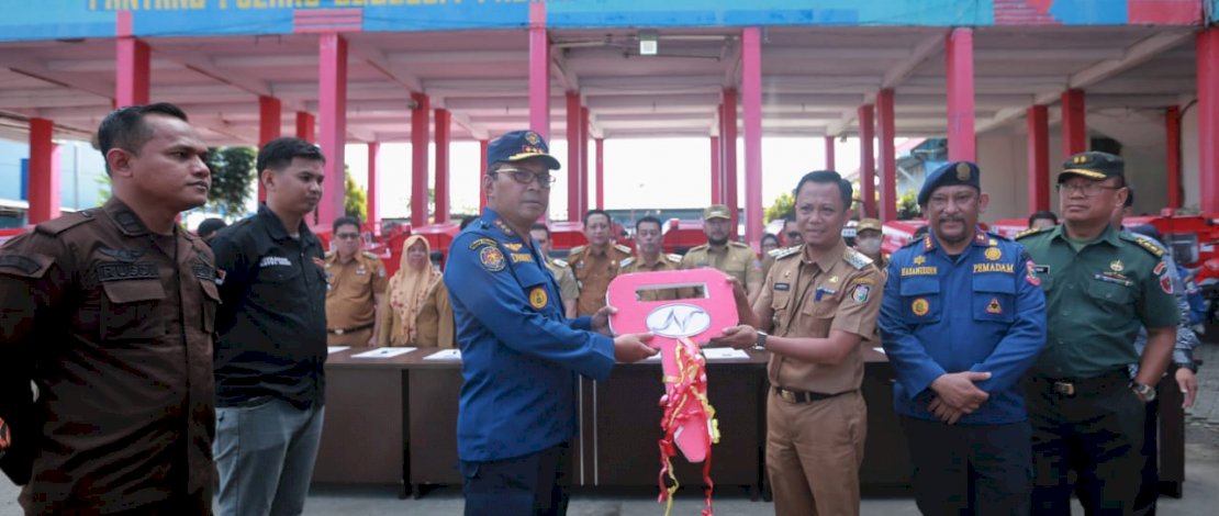 Atasi Kebakaran Lorong, Danny Serahkan 53 Unit Damtor