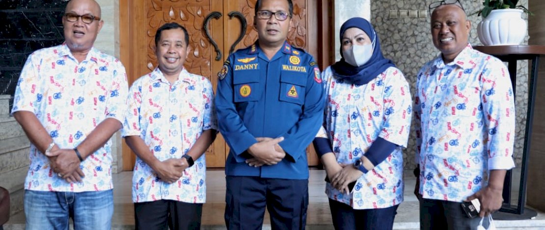 Wali Kota Makassar Danny Pomanto saat menerima audiensi Komunitas SLIM yang diketuai Yuli Priyono, di Kediamannya Jalan Amirullah, Kamis (13/10/2022).