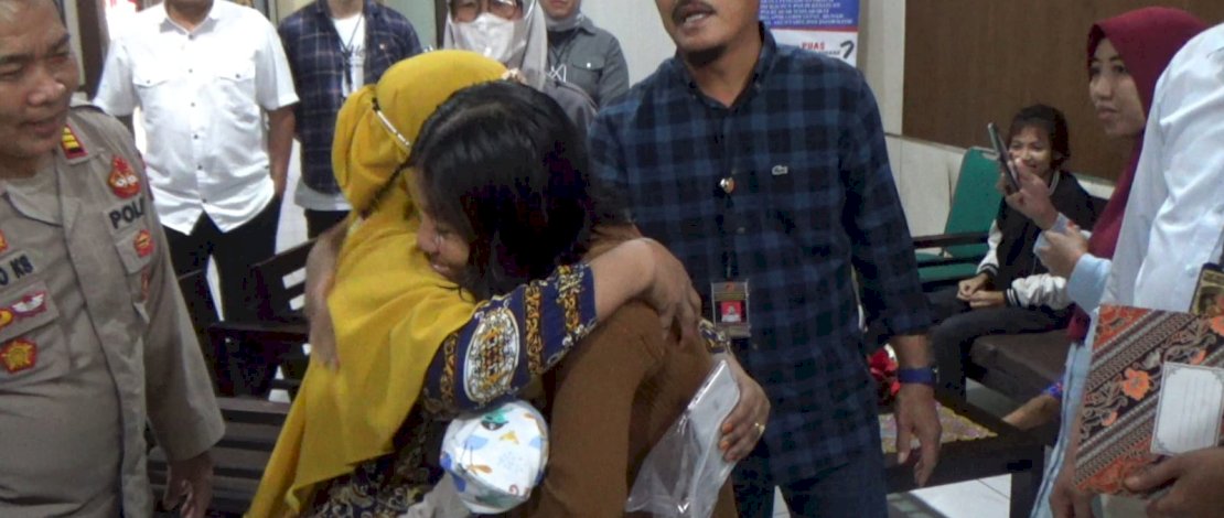NH (32) pelaku dan Vianna (31) korban saat berpelukan usai  proses restorasi justice selesai di Mapolrestabes Makassar 