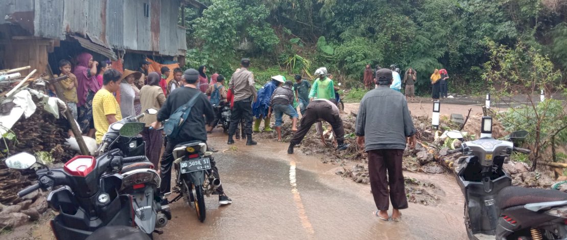 Bencana alam tanah longsor terjadi di Dusun Kompasa, Desa Loka, Kecamatan Rumbia, Kabupaten Jeneponto, Jumat, 14 Oktober 2022. Bencana alam tanah longsor terjadi di Dusun Kompasa, Desa Loka, Kecamatan Rumbia, Kabupaten Jeneponto, Jumat, 14 Oktober 2022.