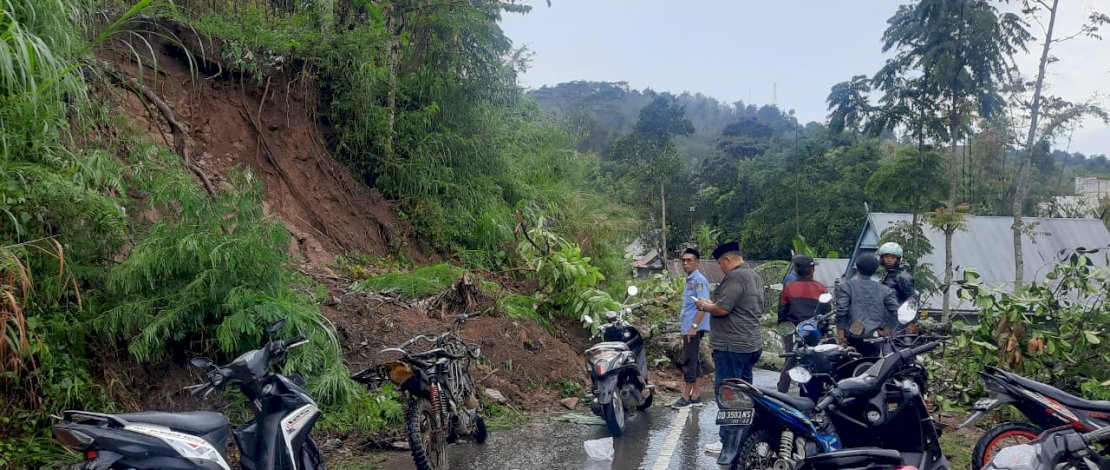 Tanah longsor terjadi di Rumbia, Jeneponto, Jumat, 14 Oktober 2022. Tanah longsor terjadi di Rumbia, Jeneponto, Jumat, 14 Oktober 2022.