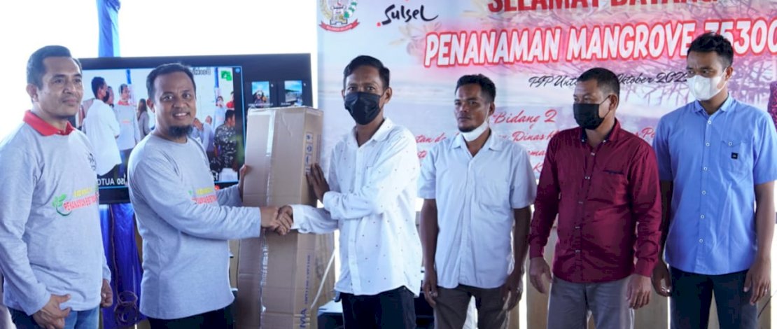 Sebanyak 10 unit smart fishing diserahkan oleh Gubernur Sulawesi Selatan (Sulsel), Andi Sudirman Sulaiman, pada acara penanaman mangrove di pesisir Kampus II PIP Makassar di Salodong, Biringkanaya, Makassar, Sabtu, 15 Oktober 2022.