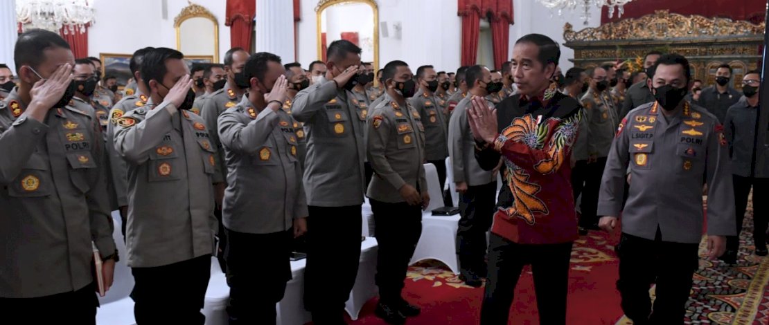 Presiden Jokowi memberikan arahan kepada jajaran Polri, kemarin, di Istana Negara, Jakarta. 