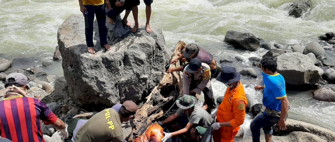 Kapolsek Kelara Iptu Sukhardi didampingi jajaran,  bersama Tim Basarnas, Tenaga Medis, dibantu masyarakat setempat, mengevakuasi potongan tubuh manusia berupa kaki, yang diduga korban bencana tanah longsor di Rumbia, Minggu, 16 Oktober 2022.