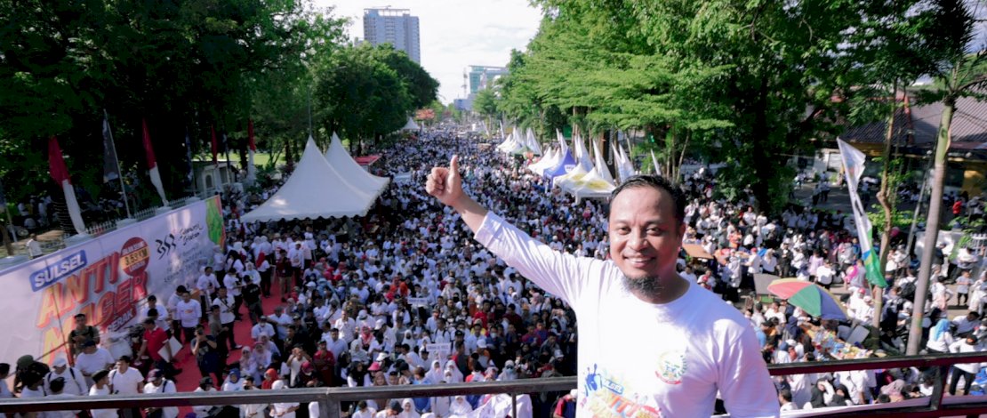 Gubernur Sulsel, Andi Sudirman Sulaiman, di kegiatan jalan sehat 353 Tahun Sulsel, di Depan Rumah Jabatan Gubernur, Minggu, 16 Oktober 2022.