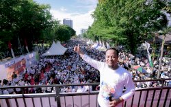 Gubernur Serahkan Santunan dan Beasiswa dari SD - Perguruan Tinggi Bagi Anak Non-ASN Penyapu Jalan