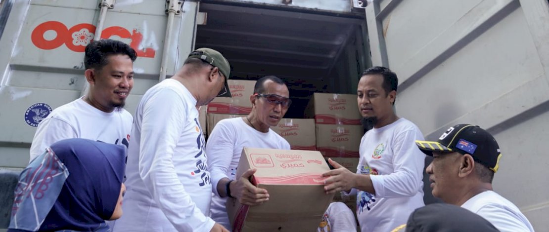 Gubernur Sulawesi Selatan (Sulsel), Andi Sudirman Sulaiman, melepas ekspor Produk Halal Andalan Sulsel dengan total volume sebesar 378,50 ton dengan nilai ekspor sebesar USD 4,55 juta atau setara dengan Rp 66,43 miliar. Gubernur Sulawesi Selatan (Sulsel), Andi Sudirman Sulaiman, melepas ekspor Produk Halal Andalan Sulsel dengan total volume sebesar 378,50 ton dengan nilai ekspor sebesar USD 4,55 juta atau setara dengan Rp 66,43 miliar.