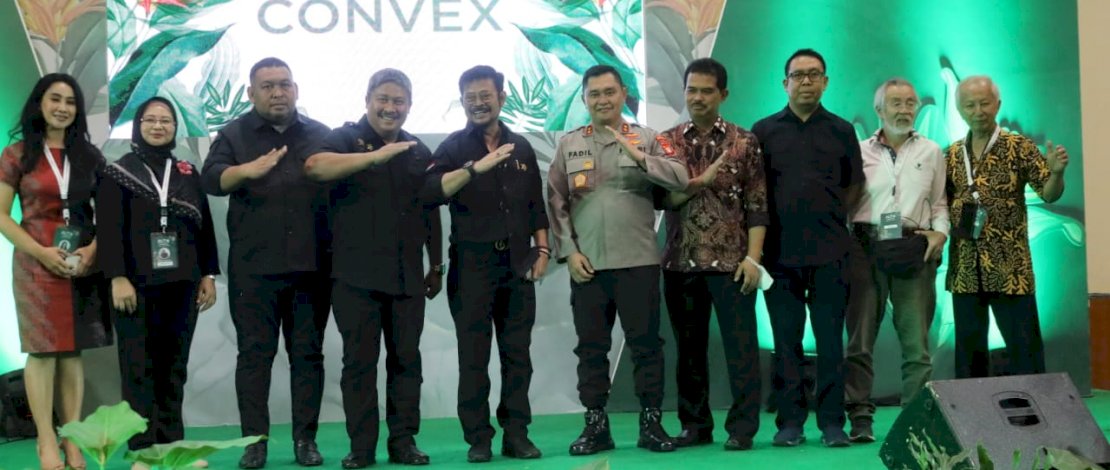 Menteri Pertanian, Syahrul Yasin Limpo, didampingi Direktur Jenderal Hortikultura Prihasto Setyanto mengunjungi acara Floriculture Indonesia International (FLOII) Convex 2022. 