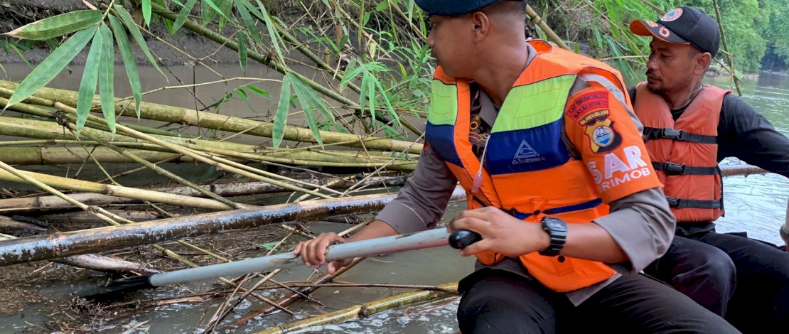 Seorang Kakek Hilang Terseret Arus Sungai di Soppeng, SAR Brimob Bone Diterjunkan Cari Korban Seorang Kakek Hilang Terseret Arus Sungai di Soppeng, SAR Brimob Bone Diterjunkan Cari Korban