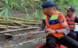 Seorang Kakek Hilang Terseret Arus Sungai di Soppeng, SAR Brimob Bone Diterjunkan Cari Korban