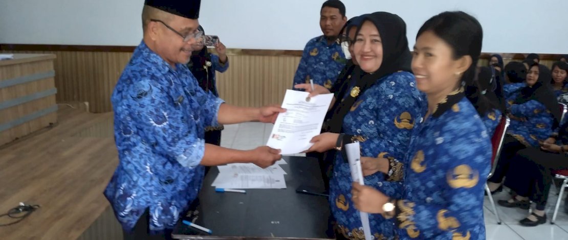Kepala Dinas Pendidikan dan Kebudayaan Kabupaten Luwu Utara,  Jasrum, menyerahkan SPMT&nbsp;PPPK, di Aula Disdikbud Luwu Utara, Jalan Simpurusiang, Kecamatan Masamba, Senin, 17 Oktober 2022.