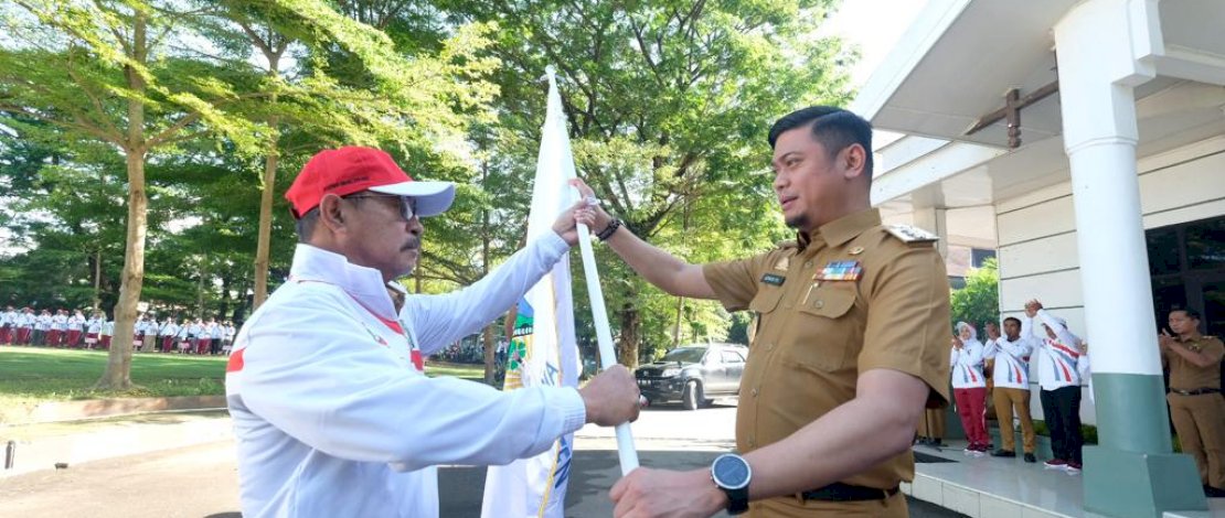 Bupati Gowa, Adnan Purichta Ichsan, saat melepas secara resmi Kontingen Kabupaten Gowa, di Lapangan Upacara Kantor Bupati, Senin, 17 Oktober 2022.