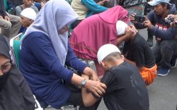 Penuh Haru, Pelaku Pesta Miras Dipertemukan Ortunya di Kantor Polisi