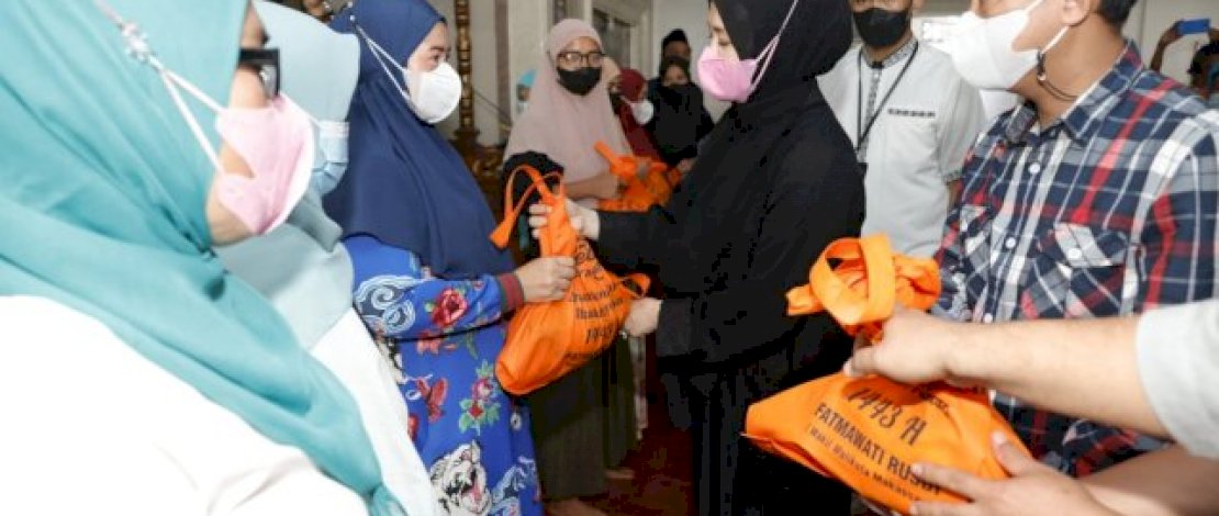 Warga Ujung Tanah dan Tallo Terima Zakat Pribadi Wawali Fatmawati Rusdi Warga Ujung Tanah dan Tallo Terima Zakat Pribadi Wawali Fatmawati Rusdi