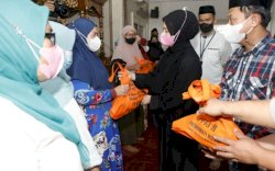 Warga Ujung Tanah dan Tallo Terima Zakat Pribadi Wawali Fatmawati Rusdi