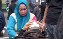 Ekspresi Seorang Ibu Lihat Anaknya Berlutut Usai Ditangkap saat Berpesta Miras