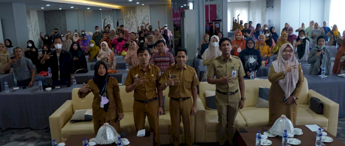 Dinas Pariwisata Kota Makassar terus konsisten memberikan wadah bagi UMKM Kota Makassar untuk memperoleh hak merk dan hak ciptanya, melalui kegiatan fasilitasi hak kekayaan intelektual yang kelima, yang dilaksanakan di Hotel Aerotel Smile, Selasa, 18 Oktober 2022.