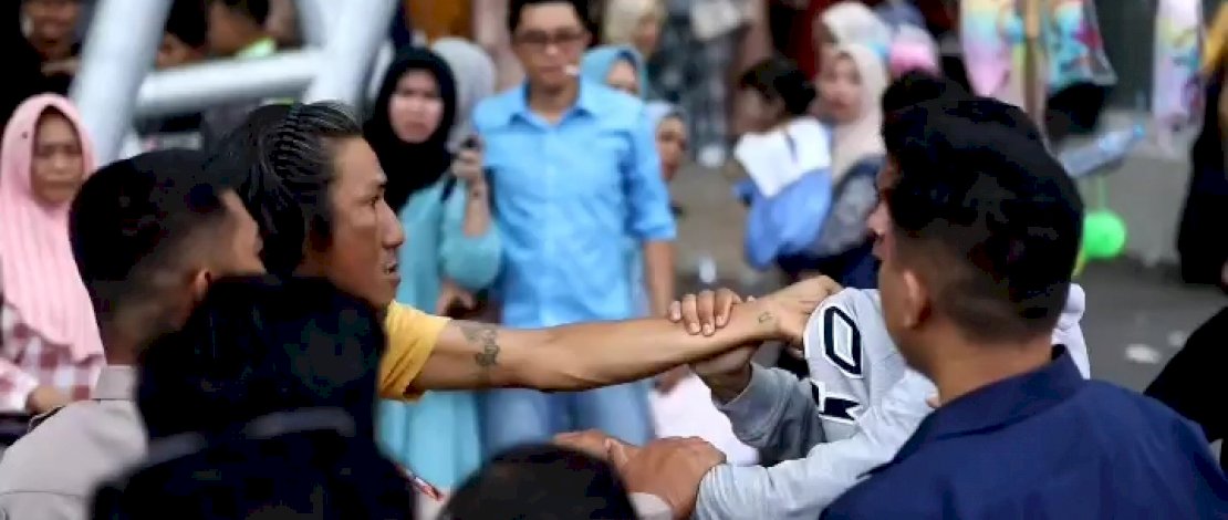 Wisuda di UNM Berakhir Ricuh, Sesama Fotografer Saling Pukul Wisuda di UNM Berakhir Ricuh, Sesama Fotografer Saling Pukul