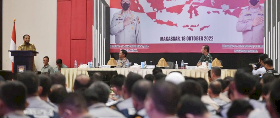 Gubernur Sulsel Andi Sudirman saat memberikan arahan pada Forum Komunikasi Kamtibmas yang diselenggarakan oleh Polda Sulsel di Hotel Dalton, Selasa 18 Oktober 2022. Gubernur Sulsel Andi Sudirman saat memberikan arahan pada Forum Komunikasi Kamtibmas yang diselenggarakan oleh Polda Sulsel di Hotel Dalton, Selasa 18 Oktober 2022.