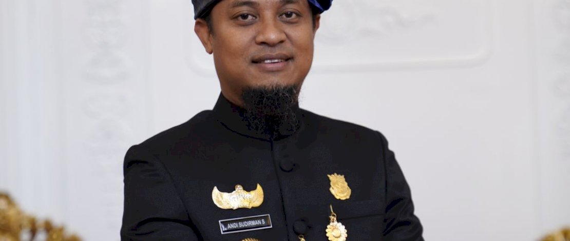 Paripurna 353 Tahun Sulsel, Andi Sudirman Kenakan Pakaian Adat Kajang