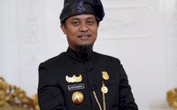 Paripurna 353 Tahun Sulsel, Andi Sudirman Kenakan Pakaian Adat Kajang