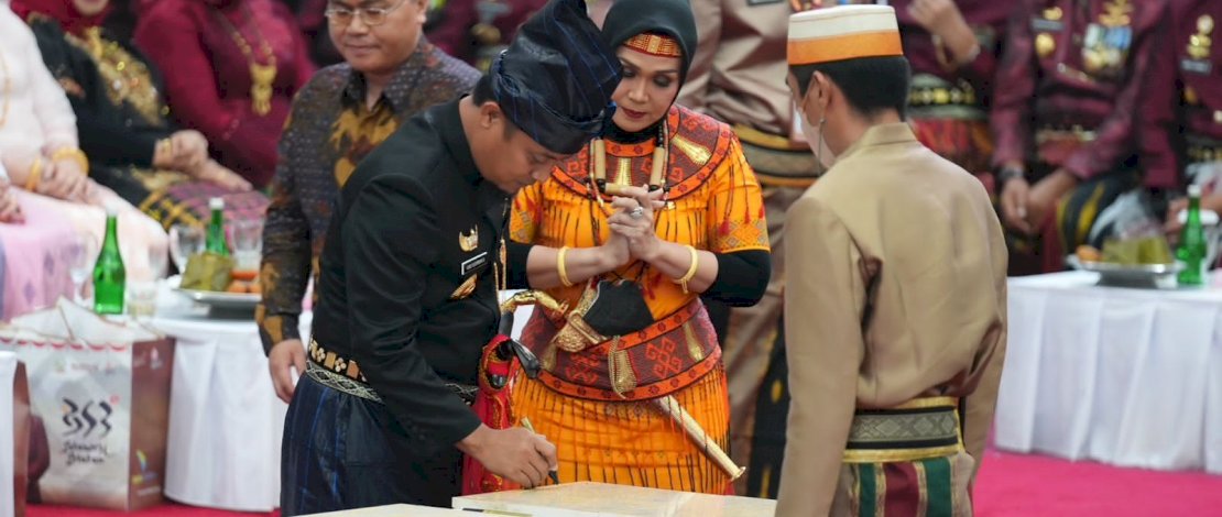 Gubernur Sulawesi Selatan, Andi Sudirman Sulaiman, menandatangani Prasasti Teknologi Pengolahan Arsinum pada Rapat Paripurna DPRD Sulsel dengan agenda 353 Tahun Provinsi Sulawesi Selatan, Rabu, 19 Oktober 2022.