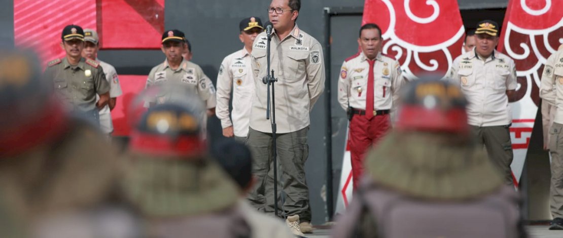 Wali Kota Makassar, Moh Ramdhan ‘Danny’ Pomanto, memberi  pengarahan ke ratusan Satuan Polisi Pamong Praja (Satpol PP) di Pelataran City Of Makassar, Rabu, 19 Oktober 2022.