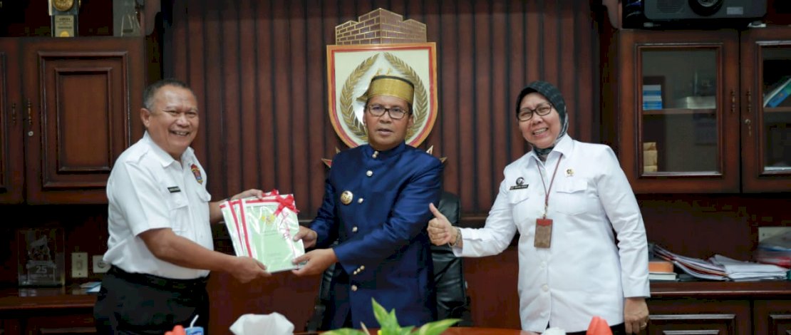 BPN Serahkan 9 Sertifikat Ke Pemerintah Kota Makassar