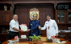 BPN Serahkan 9 Sertifikat Ke Pemerintah Kota Makassar