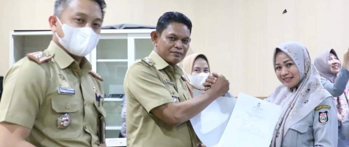 Serahkan SK Laskar Pelangi, Camat Ujung Tanah Minta Seluruh Pasukan Bersinergi Sukseskan Longwis