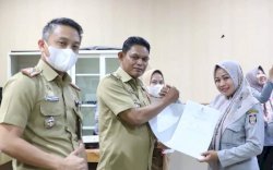 Serahkan SK Laskar Pelangi, Camat Ujung Tanah Minta Seluruh Pasukan Bersinergi Sukseskan Longwis