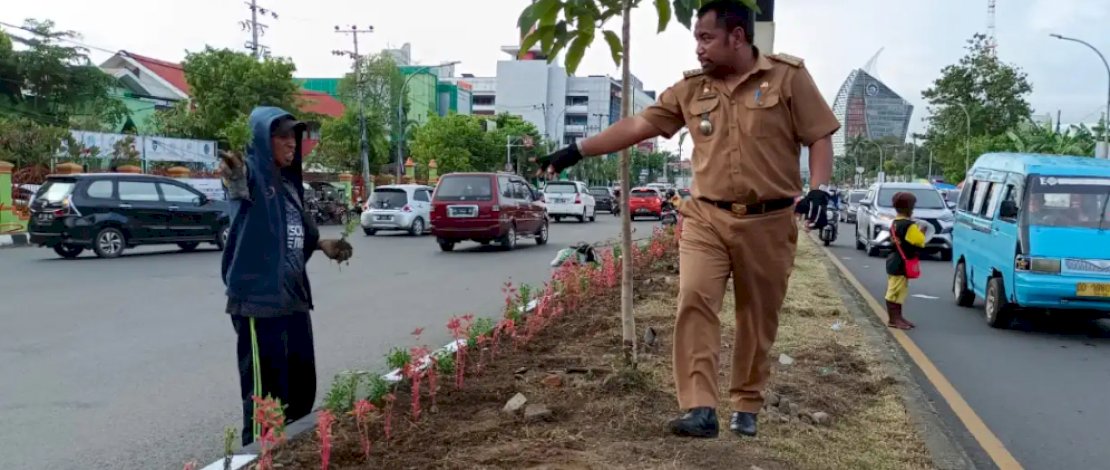 Jaga Estetika Kota Makassar, Camat Tamalate Turun Langsung Bersihkan Median Jalan Tengah