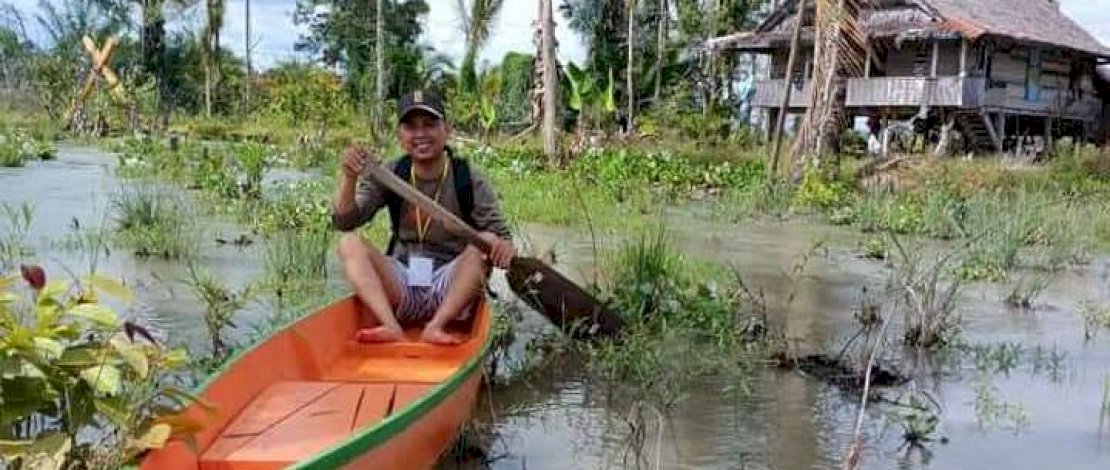 Petugas Pemeriksa Lapangan (PML) dalam melakukan pendataan Registrasi Sosial Ekonomi (Regsosek) dengan mengendarai perahu, Rabu,(19/10/2022)
