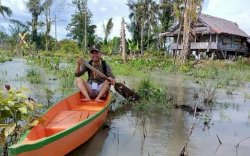 Meski Harus Naik Perahu, Pejuang Data Regsosek di Lutra  Tetap Semangat Lakukan Pendataan