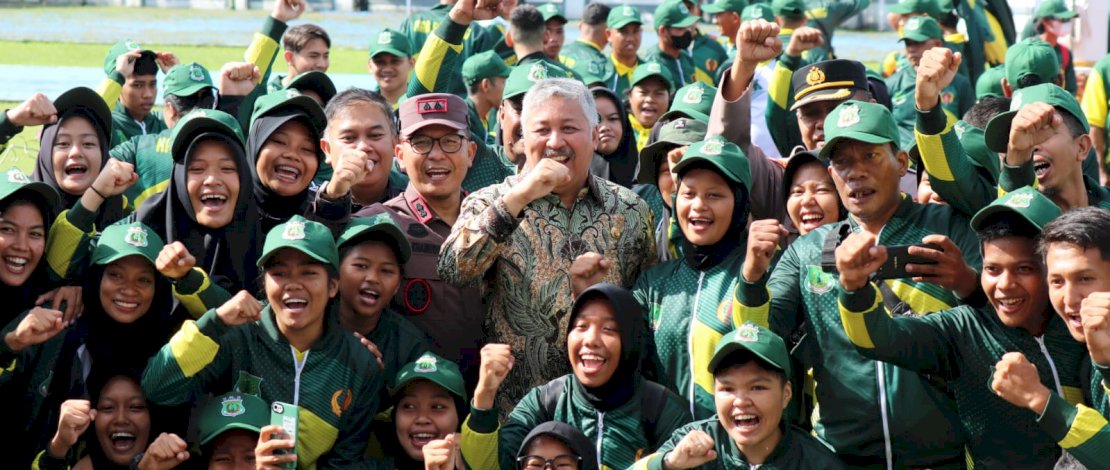 Kontingen Pekan Olah Raga Provinsi (Porprov) ke- XVII Kabupaten Pinrang resmi dilepas Bupati Pinrang, Irwan Hamid, di Halaman Kantor Bupati Pinrang, Kamis, 20 Oktober 2022.