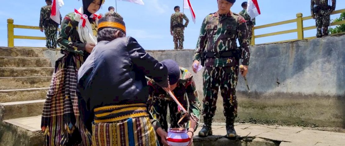 Batalyon C Pelopor Satbrimob Polda Sulsel menggelar acara tradisi pengambilan air suci dari sumber mata air di situs sejarah jejak tapak kaki Arung Palakka Raja Bone ke 15, yang berada di Bukit Cempalagi Desa Mallari, Kecamatan Awangpone, Kabupaten Bone, Kamis, 20 Oktober 2022.
