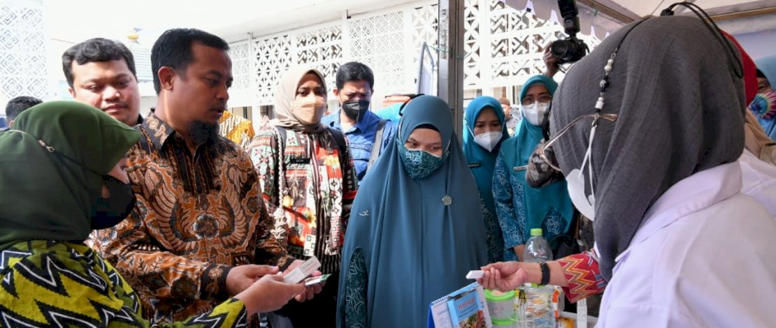 Gubernur Sulsel Andi Sudirman Sulaiman bersama Ketua TP PKK Sulsel Naoemi Octarina, meninjau sejumlah stand pada Gerakan Pangan Murah, Kamis, 20 Oktober 2022.