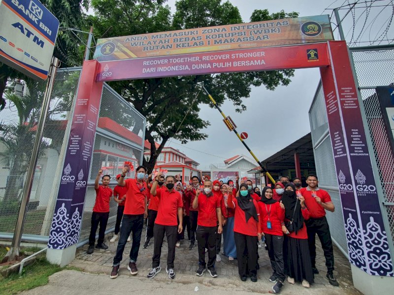 Dukung KTT G20, Rutan Makassar Jalan Santai Bagikan Stiker ke Masyarakat