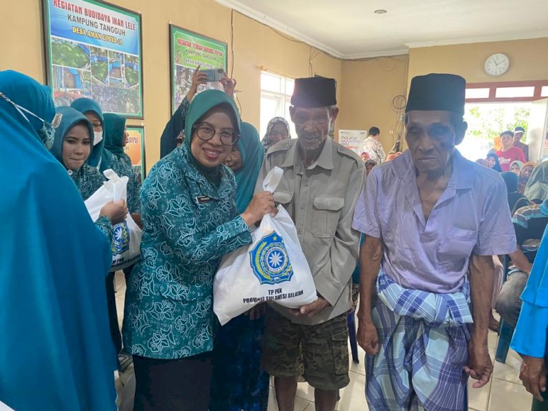 PKK Sulsel Bagikan 200 Paket Sembako di Tiga Daerah