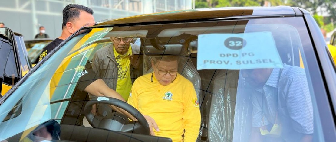 Ketua Umum DPP Partai Golkar, Airlangga Hartarto, menghadiahkan mobil listrik kepada ketua DPD I Golkar se- Indonesia. Salah satunya Ketua Golkar Sulsel, Taufan Pawe.
