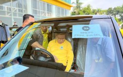 Airlangga Hartarto Hadiahkan Taufan Pawe Mobil Listrik